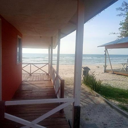 Tumombuvoi Homestay Tiga Papan エクステリア 写真