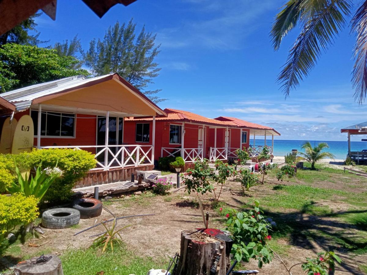 Tumombuvoi Homestay Tiga Papan エクステリア 写真