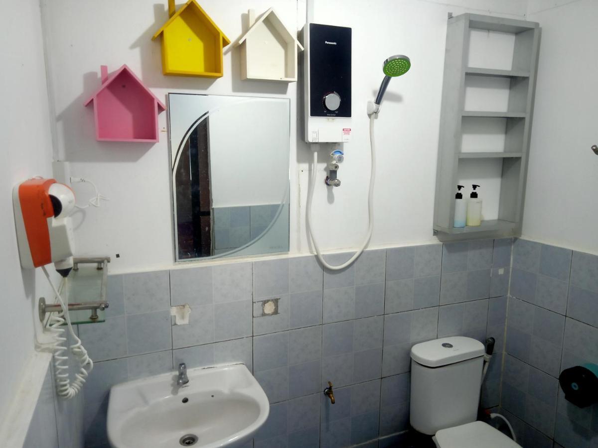 Tumombuvoi Homestay Tiga Papan エクステリア 写真